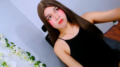 Snapshot of lux_white chatting on 11.11.25 queen lux online show from 11.11.25