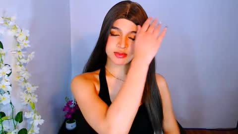 Snapshot of lux_white chatting on 11.19.25 queen lux online show from 11.19.25