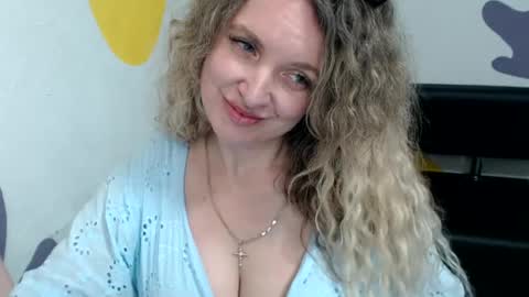 Snapshot of luxdonna chatting on 06.26.26 Donna online show from 06.26.26
