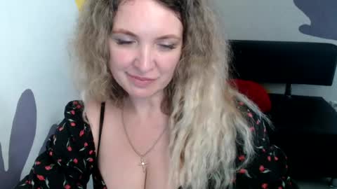 Snapshot of luxdonna chatting on 07.16.26 Donna online show from 07.16.26