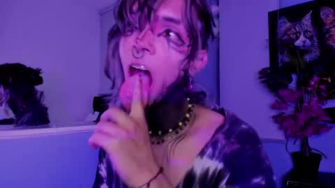 Snapshot of luxiel_ chatting on 11.12.25 Luxiel 3 online show from 11.12.25