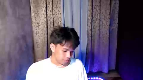 Snapshot of luxirfy_xx chatting on 12.17.25 luxirfy online show from 12.17.25