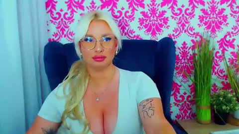 Snapshot of luxuriaaa chatting on 12.30.24 Luxuriaa online show from 12.30.24
