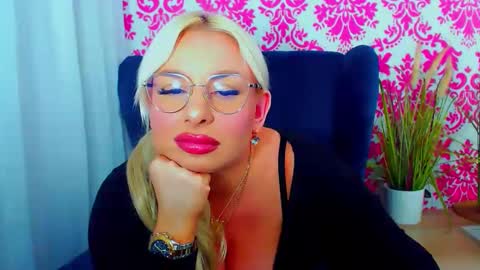 Snapshot of luxuriaaa chatting on 01.09.25 Luxuriaa online show from 01.09.25