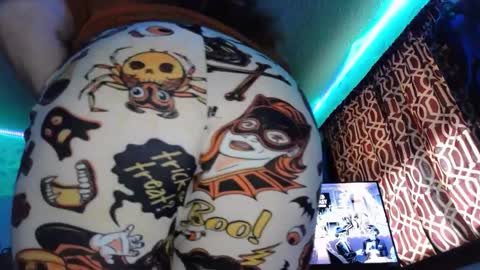 luxuriousuburbawife online show from 10.28.25