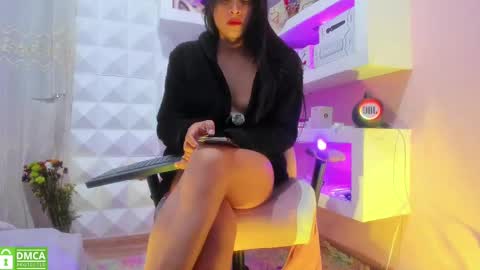 Snapshot of luz_celeste_ chatting on 10.10.25 Luz online show from 10.10.25