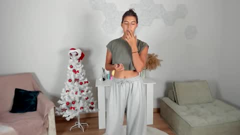 Snapshot of lynn_jackson chatting on 12.20.25 LYNN online show from 12.20.25