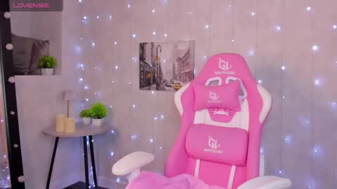 Snapshot of lynn_martin chatting on 10.14.25 Lynn online show from 10.14.25