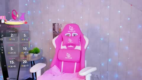 Snapshot of lynn_martin chatting on 10.23.25 Lynn online show from 10.23.25