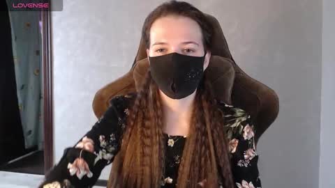 Snapshot of m00n8kiki chatting on 11.11.25 Ksu online show from 11.11.25