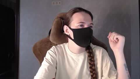 Snapshot of m00n8kiki chatting on 11.19.25 Ksu online show from 11.19.25