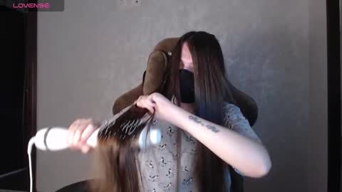 Snapshot of m00n8kiki chatting on 11.28.25 Ksu online show from 11.28.25