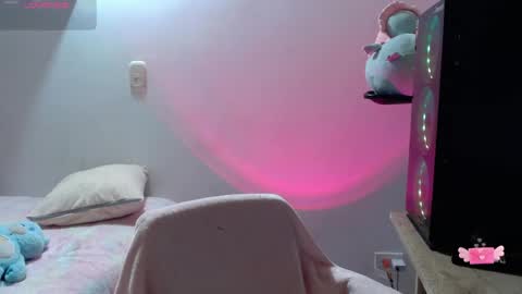 Snapshot of m1la_18 chatting on 05.28.26 mila online show from 05.28.26