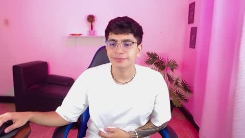 Snapshot of maax_18 chatting on 04.08.26 Max online show from 04.08.26