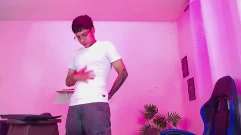 Snapshot of maax_18 chatting on 04.09.26 Max online show from 04.09.26