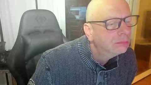 Snapshot of machinegun3dx chatting on 11.27.25 Andy online show from 11.27.25