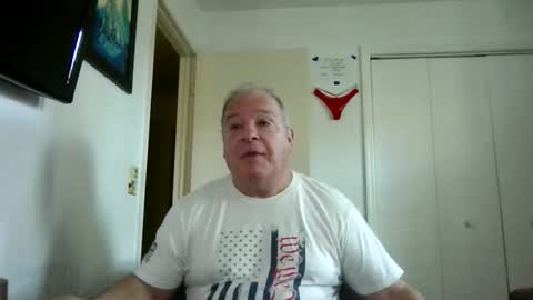 Snapshot of mackdocc001 chatting on 12.21.25 mackdocc001 online show from 12.21.25