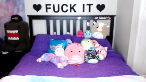 Mackenzie Wolfe online show from 11.07.25