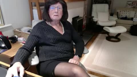 Snapshot of maclan7 chatting on 11.22.25 Deanne online show from 11.22.25