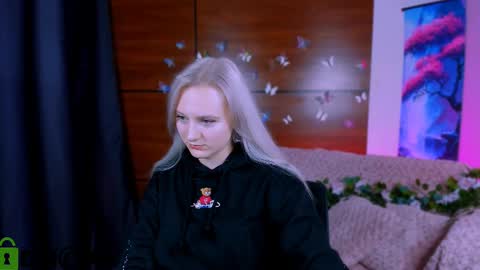Snapshot of madam_ulis chatting on 12.19.24 Ulis online show from 12.19.24