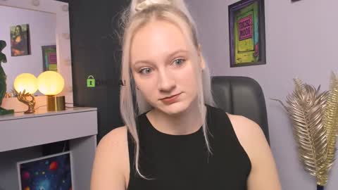 Snapshot of madam_ulis chatting on 02.05.25 Ulis online show from 02.05.25