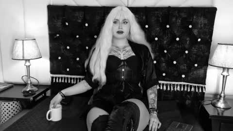 Snapshot of madamexravenx chatting on 10.08.25 Raven online show from 10.08.25