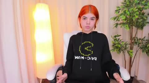 Maddy Please help me with your thumbs up its important online show from 02.19.25