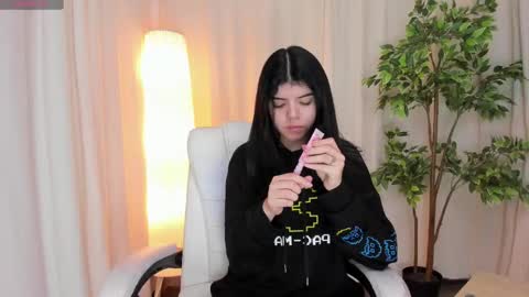 Maddy Please help me with your thumbs up its important online show from 03.11.25