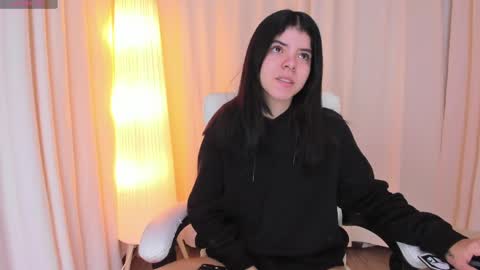 Maddy Please help me with your thumbs up its important online show from 03.12.25