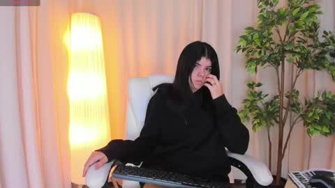 Maddy Please help me with your thumbs up its important online show from 03.12.25