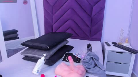 Snapshot of maddyjohnsonn chatting on 02.07.25 maddyjohnsonn online show from 02.07.25