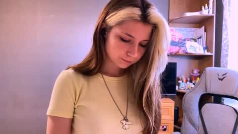 Snapshot of madelinepanagos chatting on 07.22.26 Alice online show from 07.22.26