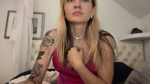 Snapshot of madie_ray chatting on 10.04.25 Madie Ray online show from 10.04.25