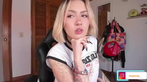 Maeve  schedule 11 am- 530 pm colombia time  online show from 11.25.25