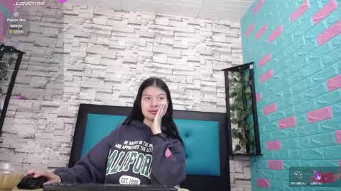 Snapshot of maily_can chatting on 09.27.25 MAILY CAN online show from 09.27.25