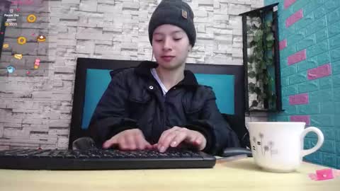 Snapshot of maily_can chatting on 10.04.25 MAILY CAN online show from 10.04.25