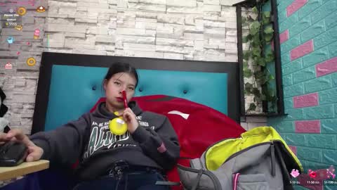 Snapshot of maily_can chatting on 11.01.25 MAILY CAN online show from 11.01.25