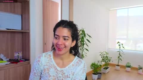 Snapshot of maithe_perroni chatting on 06.04.26 Lauu online show from 06.04.26