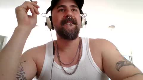 Snapshot of makeme_do_it_ chatting on 09.28.25 Diego online show from 09.28.25