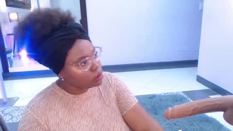 Snapshot of makena_gh chatting on 02.01.25 makena online show from 02.01.25