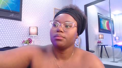 Snapshot of makena_gh chatting on 02.18.25 makena online show from 02.18.25