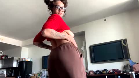 Snapshot of makeouthilldani chatting on 01.05.25 hokulani online show from 01.05.25