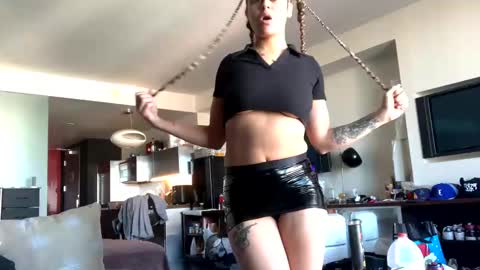 Snapshot of makeouthilldani chatting on 01.17.25 hokulani online show from 01.17.25