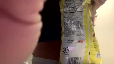 Snapshot of makeouthilldani chatting on 01.25.25 hokulani online show from 01.25.25