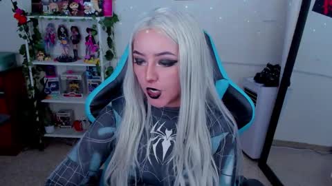 Snapshot of makii_33 chatting on 11.23.25 ... ... online show from 11.23.25