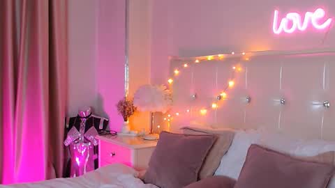 Snapshot of maksine chatting on 01.12.26 Lia online show from 01.12.26