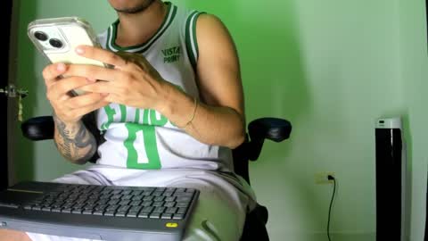 Snapshot of male_pussy chatting on 12.17.24 ADAM online show from 12.17.24