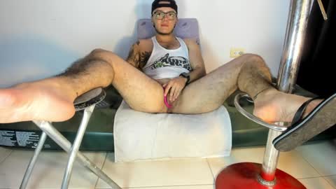 Snapshot of male_pussy chatting on 01.18.25 ADAM online show from 01.18.25