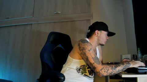Snapshot of male_pussy chatting on 09.10.25 ADAM online show from 09.10.25