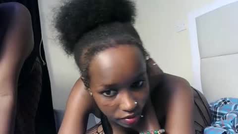 Snapshot of mamaapussy chatting on 02.13.25 mamaa online show from 02.13.25